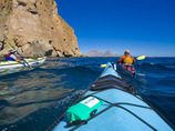Paddling_below_cliffs_luhm