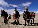 3509_05---tibetans-traveling-by-horse_m