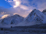 3519_10---kangshung-valley_m