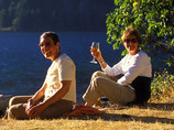 Two_woman_with_wine