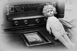 Dolls_at_the_flea_market_1