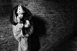 Clown_in_alley