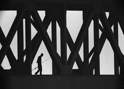 Fisherman_on_bridge
