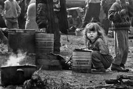Girl_in_refugee_camp