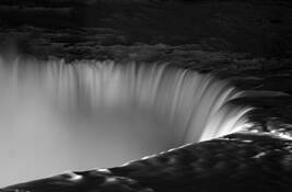 Horseshoe_falls_at_night