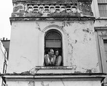 Couple_in_window