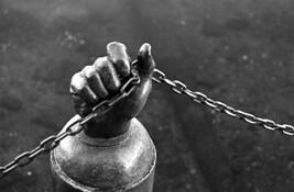 Clasping_hand_fence_post