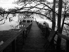 Black_and_white_pier