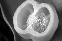 Halved_bell_pepper_on_mahogony_tray