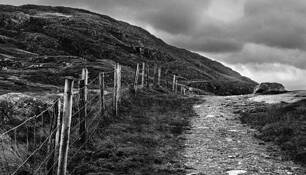Road_by_the_mountain