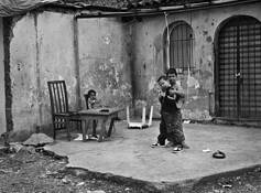 Kids_with_machine_gun_toy