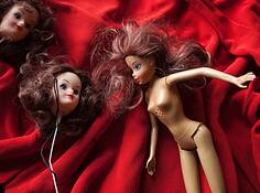 Three_dolls_on_red