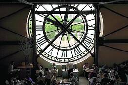Lunch_under_the_clock
