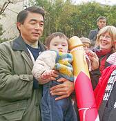 Father_and_son_with_wooden_phallus_at_honen-sai_festival