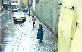 Newstand_kids_in_the_rain