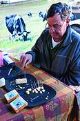 Faces_at_the_market_12