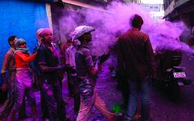 Boys_playing_holi