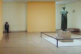 Woman_and_statue