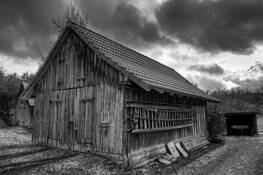 Old_weather-beaten_barn