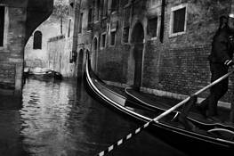 Gondola_on_canal__2