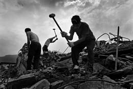 Villagers_salvaging_metal_after_sichuan_earthquake