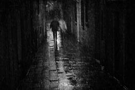 Couple_walking_in_venice_rain