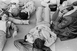 Restful_break_in_front_of_parliament