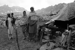 Kashmiri_gypsy_family_portrait