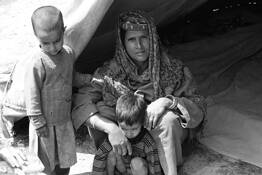 Kashmiri_gypsy_mother_and_children
