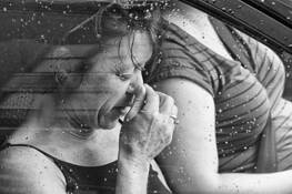 Woman_in_car
