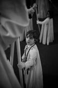 Boy_looking_up