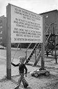 Young_boy_near_checkpoint_charlie