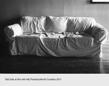 Old_sofa_at_the_old_mill