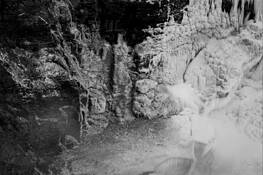 Frozen_mist_at_waterfall