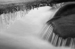 Icicles_and_stream