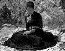 Navajo_girl_against_rocks