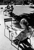 Reading_in_the_luxembourg_garden