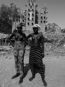 Muslim_girls_in_front_of_mosque