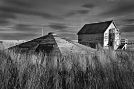 Abandoned_farm_with_cistern