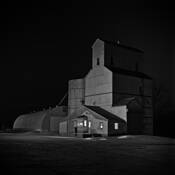 Grain_elevator_at_night