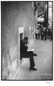 A_man_reading