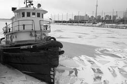 Tug_boat_and_the_city