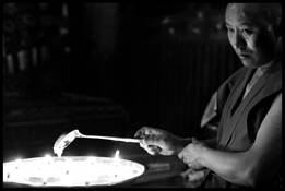 Reincarnate_stirring_butterlamp