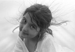 Lara___static_electricity