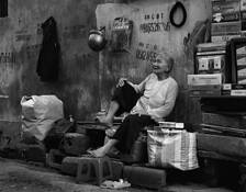 Vietnam_street_vendors_1