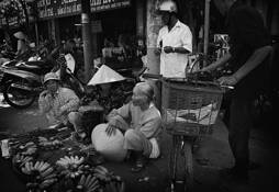 Vietnam_street_vendors_3_hue
