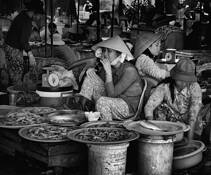 Vietnam_street_vendors_4