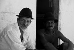 Men_in_contrast