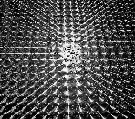 Water_on_glass_table