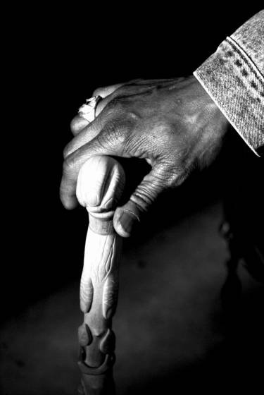 Man_holding_cane